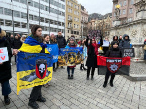 VIDEO: Brno si připomíná tři roky od začátku války na Ukrajině. Stovky lidí vyjádřily na Svoboďáku podporu