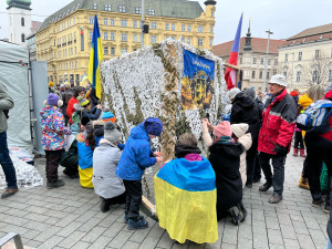 VIDEO: Brno si připomíná tři roky od začátku války na Ukrajině. Stovky lidí vyjádřily na Svoboďáku podporu