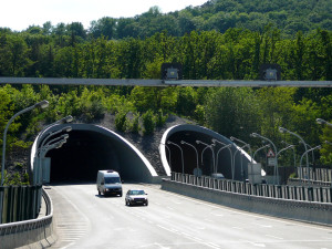 Pisárecký tunel v Brně uzavřela nehoda autobusu a několika aut. Na místě jsou zranění