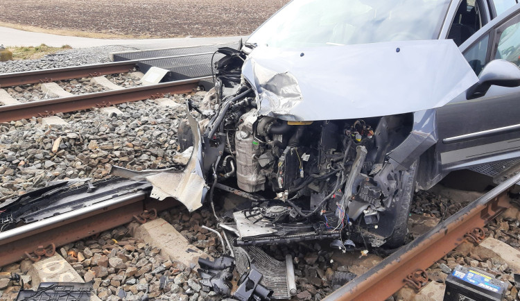 Mladý řidič na Vyškovsku ignoroval výstrahu na přejezdu. Vjel pod kola lokomotivě, vyvázl bez zranění