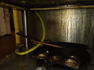 Mrtvé myši v kuchyni a stěny olezlé plísní. Inspektoři zavřeli motorest na dálnici u Brna