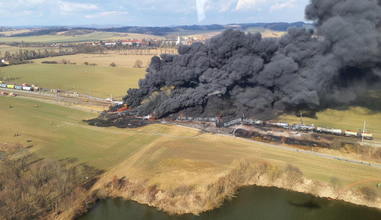 VIDEO: Brněnští hasiči míří na pomoc k obřímu požáru cisteren s benzolem