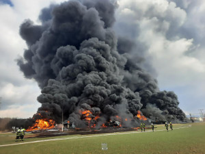 VIDEO: Obrovský požár na Přerovsku. Hoří železniční cisterny s benzolem