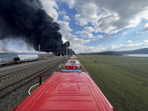 VIDEO: Obrovský požár na Přerovsku. Hoří železniční cisterny s benzolem