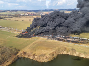 VIDEO: Brněnští hasiči míří na pomoc k obřímu požáru cisteren s benzolem