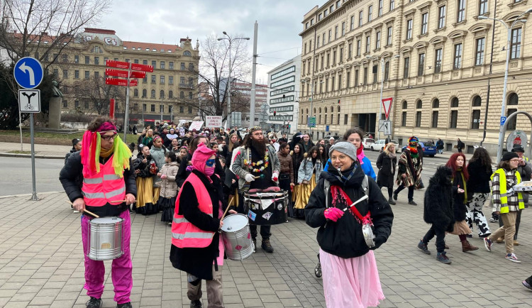 VIDEO: Brněnský Bronx pohltilo masopustní veselí. Průvod upozornil na rostoucí dopravní zátěž