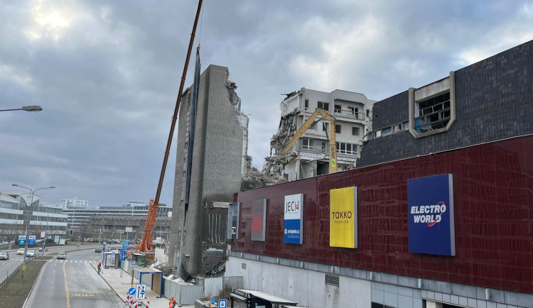 FOTOGALERIE: Bývalý brněnský Prior mizí před očima. Podívejte se, jak postoupila demolice