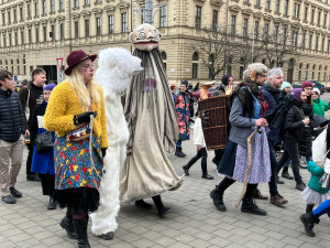 VIDEO: Brněnský Bronx pohltilo masopustní veselí. Průvod upozornil na rostoucí dopravní zátěž