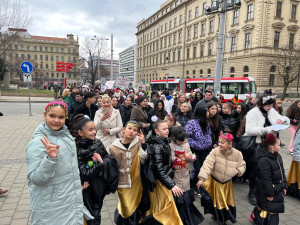 VIDEO: Brněnský Bronx pohltilo masopustní veselí. Průvod upozornil na rostoucí dopravní zátěž