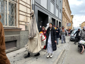 VIDEO: Brněnský Bronx pohltilo masopustní veselí. Průvod upozornil na rostoucí dopravní zátěž