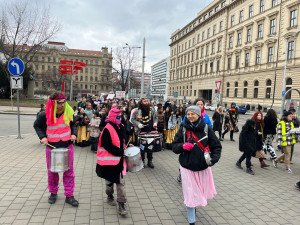 VIDEO: Brněnský Bronx pohltilo masopustní veselí. Průvod upozornil na rostoucí dopravní zátěž