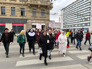 VIDEO: Brněnský Bronx pohltilo masopustní veselí. Průvod upozornil na rostoucí dopravní zátěž