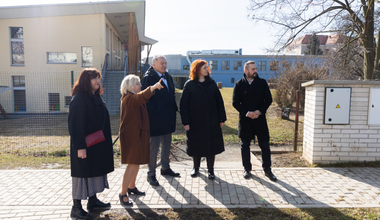 Nové kulturní centrum a protihluková opatření: slivenecké projekty na návštěvě čtvrti podpořil primátor