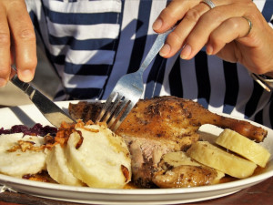 Žena v brněnských restauracích jí a pije bez placení. Jsem bez domova a mám hlad, hájí se