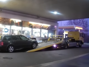VIDEO: Řidičovi odtáhli dvě auta v jeden den. Dej mi pouta, zavři mě, prosil strážníka