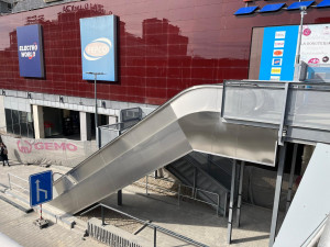 VIDEO: Lidé už se od nádraží k Vaňkovce přes terasu nedostanou. Mohou využít nové eskalátory