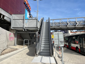 VIDEO: Lidé už se od nádraží k Vaňkovce přes terasu nedostanou. Mohou využít nové eskalátory