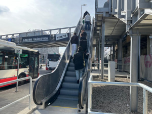 VIDEO: Lidé už se od nádraží k Vaňkovce přes terasu nedostanou. Mohou využít nové eskalátory