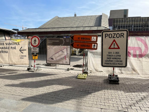 VIDEO: Lidé už se od nádraží k Vaňkovce přes terasu nedostanou. Mohou využít nové eskalátory