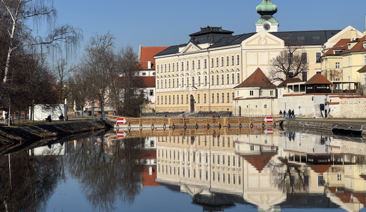 Oprava lávky na Sokolský ostrov finišuje. Zpět bude na začátku května