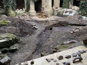 Klášter na Brněnsku vydal cenné poklady. Archeologové v Rosa Coeli našli historickou dlažbu i šperky