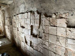 Klášter na Brněnsku vydal cenné poklady. Archeologové v Rosa Coeli našli historickou dlažbu i šperky