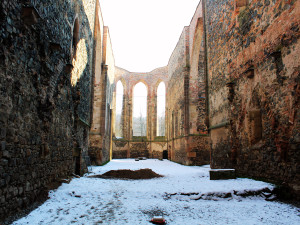 Klášter na Brněnsku vydal cenné poklady. Archeologové v Rosa Coeli našli historickou dlažbu i šperky