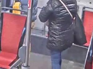 Dotěrná žena nabízela muži v Brně sex. Když odmítl, její kolega muže zkopal a společně ho okradli