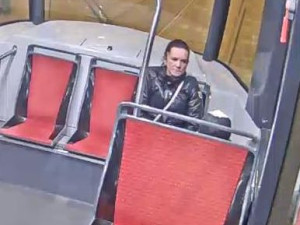 Dotěrná žena nabízela muži v Brně sex. Když odmítl, její kolega muže zkopal a společně ho okradli