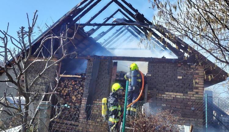 V Nechvalíně na Kyjovsku hořela stodola. Příčinou vzniku požáru bylo nedbalé pálení klestí