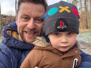 Pavlík spí v noci jen dvě hodiny, zbytek propláče a potřebuje nepřetržitou péči. Vyčerpaní rodiče však neztrácejí odhodlání