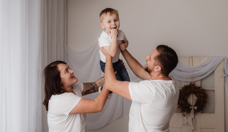 Pavlík spí v noci jen dvě hodiny, zbytek propláče a potřebuje nepřetržitou péči. Vyčerpaní rodiče však neztrácejí odhodlání