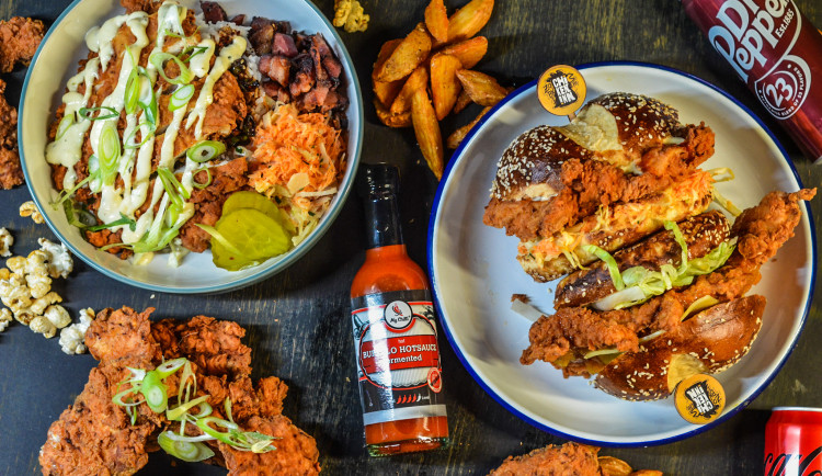 V centru Brna otvírá Chicken Inn. Lidé mohou vyhrát burger zdarma na každý den až do konce roku