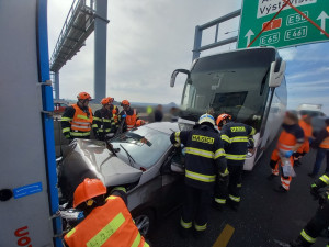 Na D1 u Brna se srazil autobus s náklaďákem a osobákem. Nehoda přes hodinu blokovala provoz