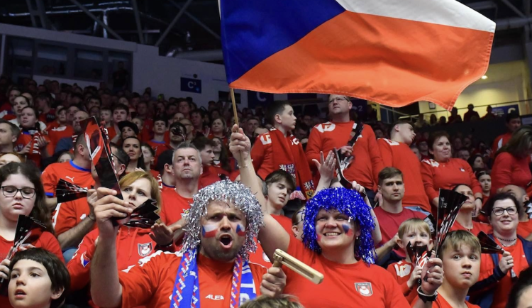 VIDEO: Házená v Brně táhla, fanoušci vyprodali Rondo. Češi nakonec s Chorvaty prohráli