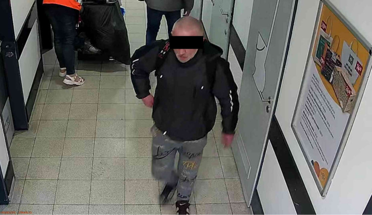 Policisté vyšetřují krádež peněženky nadité platebními kartami. Rádi by si promluvili s mužem ze záběru kamery