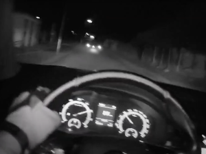 VIDEO: Mladík se po honičce s policisty schoval v poli. Byl na drogách a měl zákaz řízení