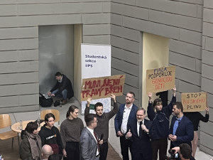 VIDEO: Debatu premiéra Fialy v Brně přerušil studentský protest. Označil akci za kampaň