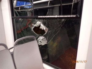 Brněnského dopravce trápí vandalové. Jezdí na střechách šalin nebo na vozy sprejují