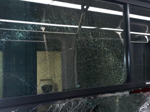Brněnského dopravce trápí vandalové. Jezdí na střechách šalin nebo na vozy sprejují