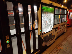 Brněnského dopravce trápí vandalové. Jezdí na střechách šalin nebo na vozy sprejují