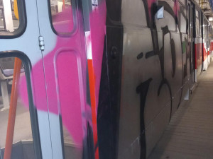 Brněnského dopravce trápí vandalové. Jezdí na střechách šalin nebo na vozy sprejují