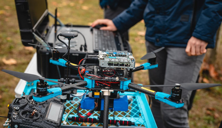 Vědci z Brna vyvíjejí speciální systém dronů a robotů řízený umělou inteligencí. Pomůže armádě i policii