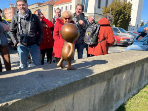 VIDEO: V Brně přivítali už čtvrtého mimozemšťana. Lidé ho potkají na náměstí Míru