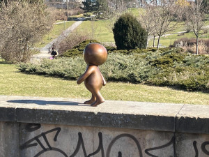 VIDEO: V Brně přivítali už čtvrtého mimozemšťana. Lidé ho potkají na náměstí Míru