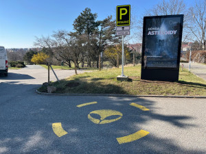 VIDEO: V Brně přivítali už čtvrtého mimozemšťana. Lidé ho potkají na náměstí Míru