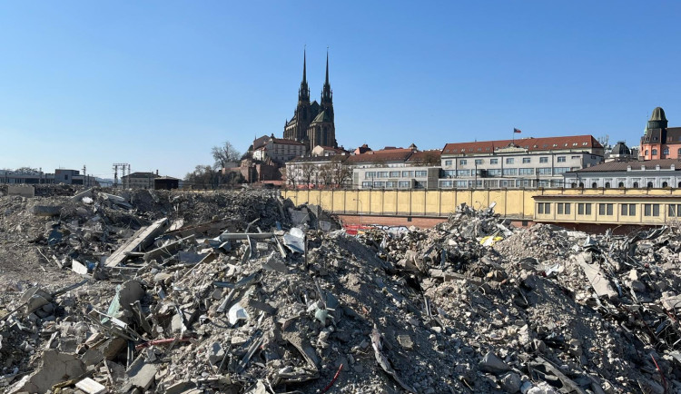 FOTOGALERIE: Z obchoďáku zbyly jen sutiny. Bývalý brněnský Prior dělníci srovnali se zemí