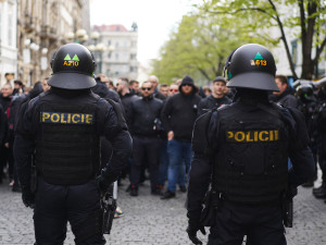 Poslanci doporučili zvážit změny v postupech policie proti fotbalovým fanouškům