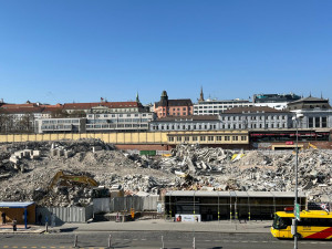 FOTOGALERIE: Z obchoďáku zbyly jen sutiny. Bývalý brněnský Prior dělníci srovnali se zemí