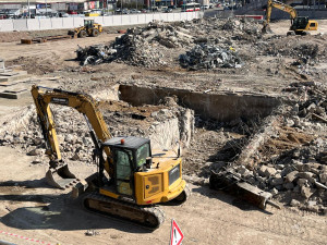 FOTOGALERIE: Z obchoďáku zbyly jen sutiny. Bývalý brněnský Prior dělníci srovnali se zemí